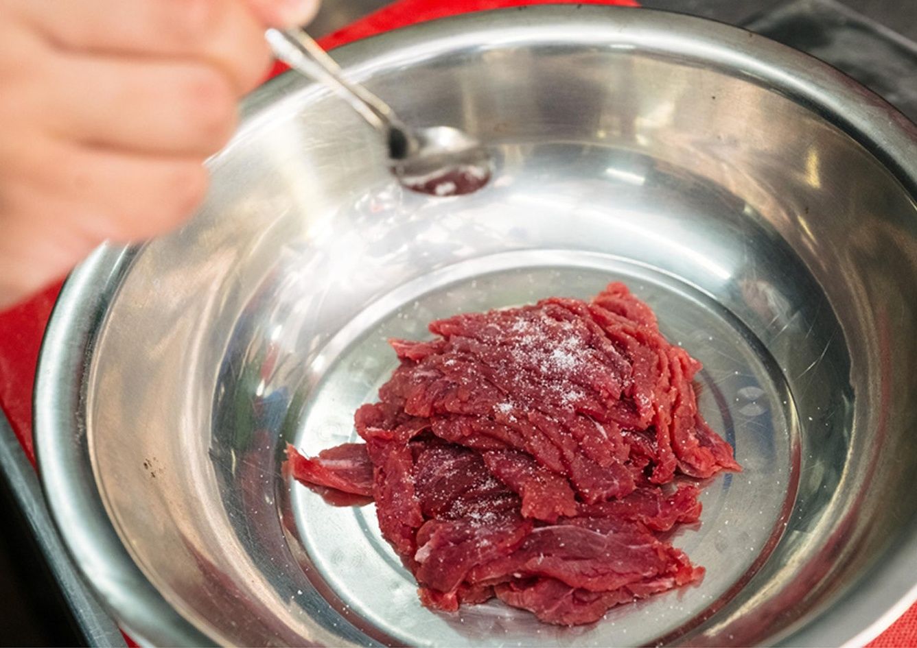 腌牛肉|牛肉又老又硬,因为你只会加生粉,大厨一招就把牛肉变得又嫩又滑