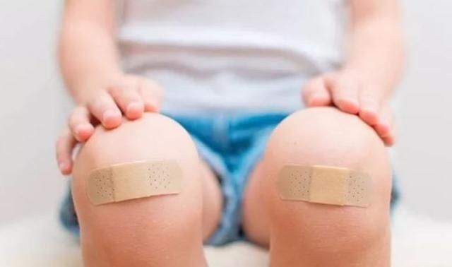 澡盆|4岁男孩一洗澡就哭,医生也检查不出毛病,奶奶吞吞吐吐说出实情