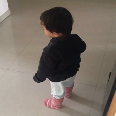 妈妈|为了不让妹妹打扰自己写作业,哥哥想了个办法,妈妈看见后绝了