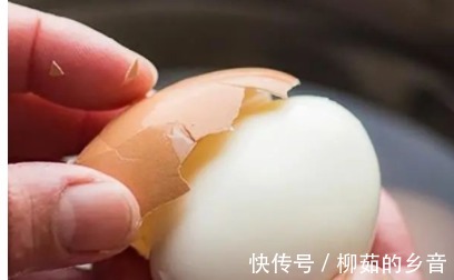 煮鸡蛋冷水、热水下锅都不对,牢记这3点,鸡蛋轻轻一碰就脱壳!