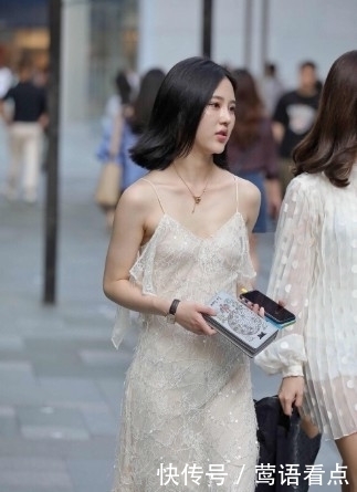 小姐姐肤白貌美白色轻薄吊带裙，有一种飘飘优雅的气质感