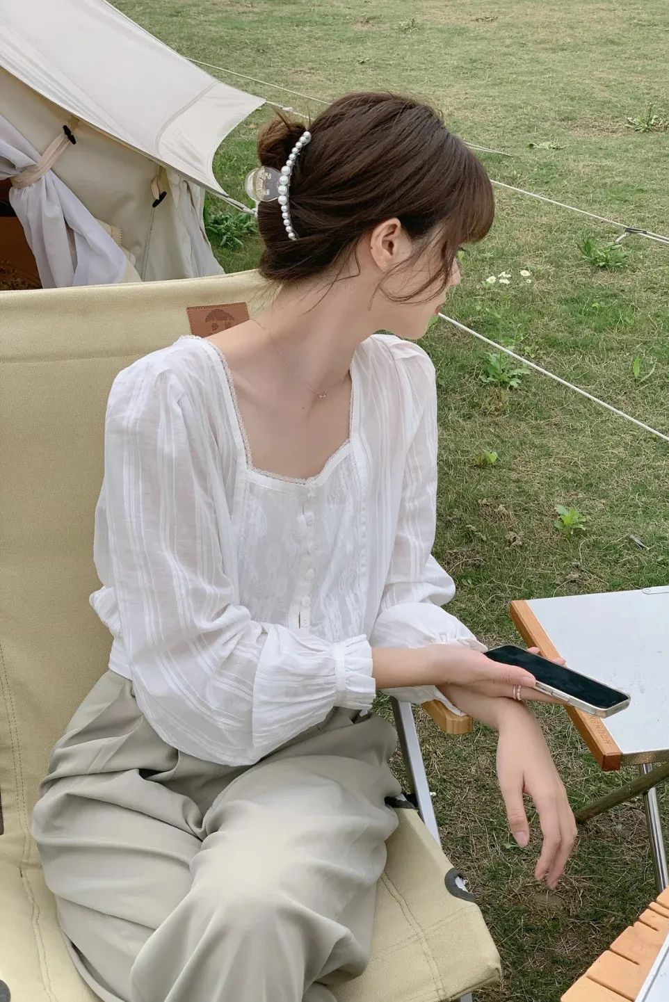 丝巾 别再披头散发了!这3个发型小技巧显嫩又高级