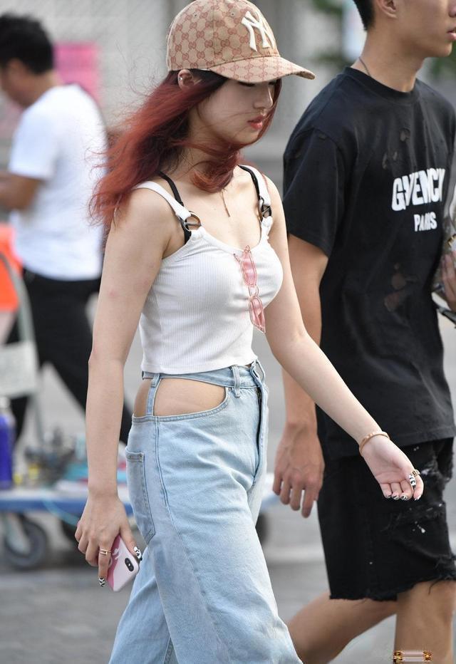 牛仔衣 吊带背心干净利落,搭配简单的牛仔裤,展现出时尚优雅的气质