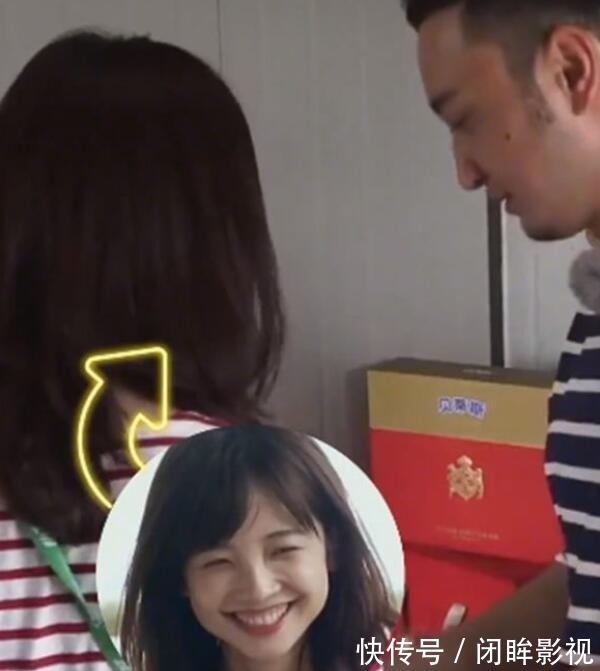 剥蒜|撒贝宁用刀剥蒜！刀面压蒜手握拳重锤，惊得身边众人直呼：小心手