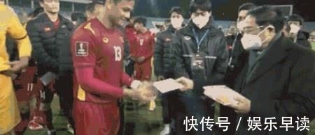 红包|国足退场,越南却故意在场边发大红包!600万没了还得看别人领奖