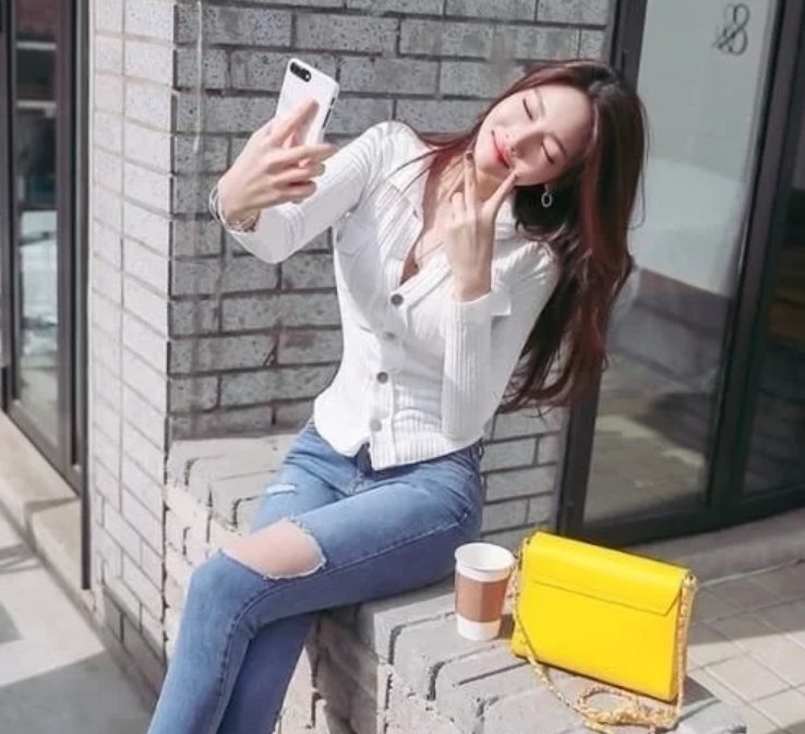 打底裤的搭配绽放青春美,美丽自信,显得潮流范十足