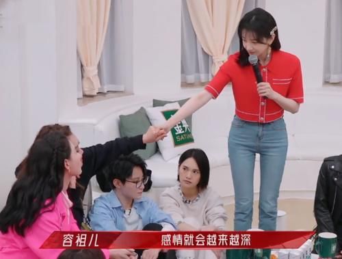 陈小纭拥抱容祖正式和解，周笔畅面无表情，这就洗白了？