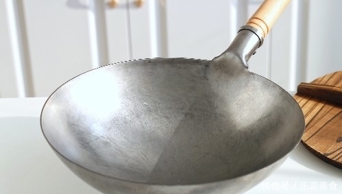 简单几步，教你把铁锅变成不粘锅，炒菜香还补铁，家家都需要