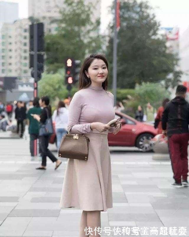 小个子 蜂腰细腿的打底裤美女,增加自身的魅力和吸引力,潮范十足!