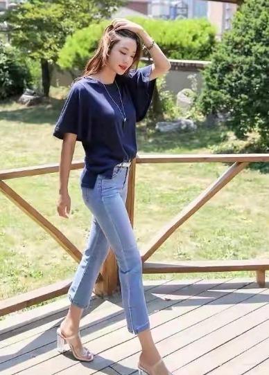 紧身牛仔裤穿起来不仅舒适透气,还能凸显女性优美的身体曲线
