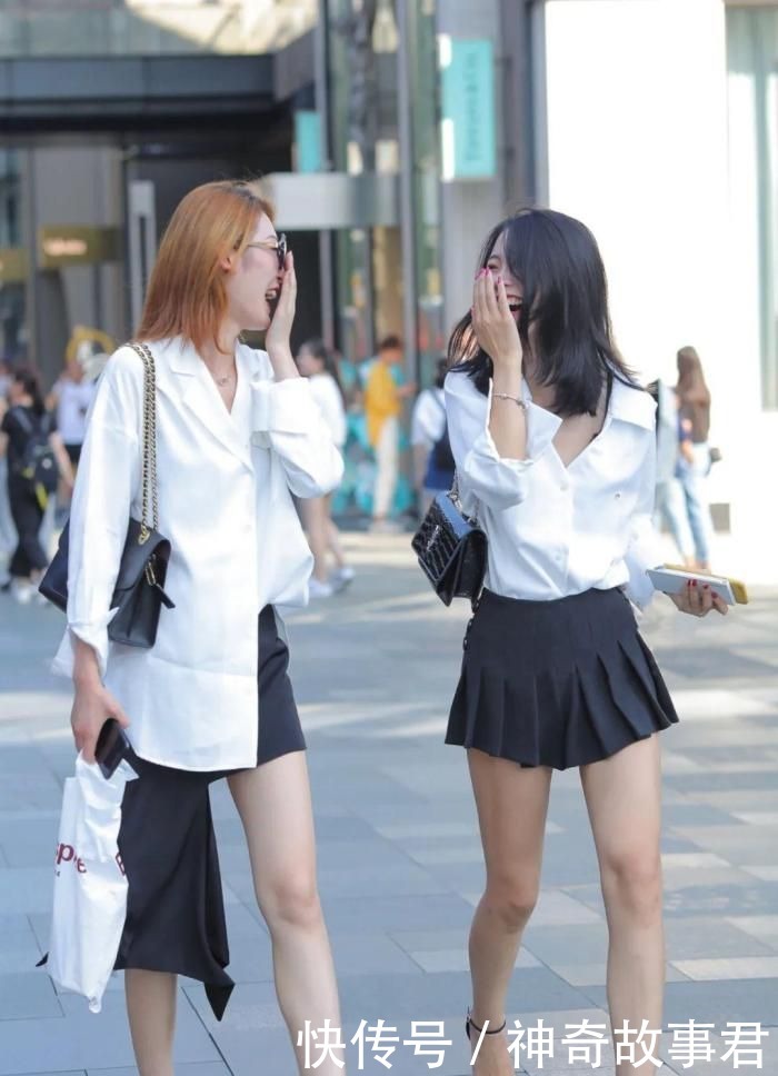 时尚|白衬衣配百褶裙,简约时尚