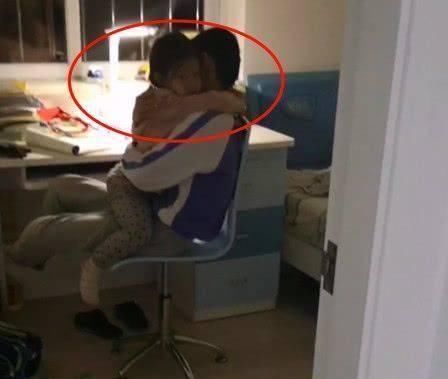 哥哥|哥哥在写作业,妹妹哭着跑进来,哥哥的行为让人觉得真暖心