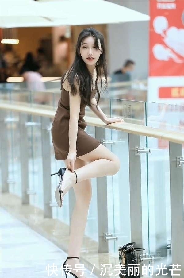 高级感|不要在穿短裤了，看看小姐姐的咖啡色吊带短裙，高级感十足
