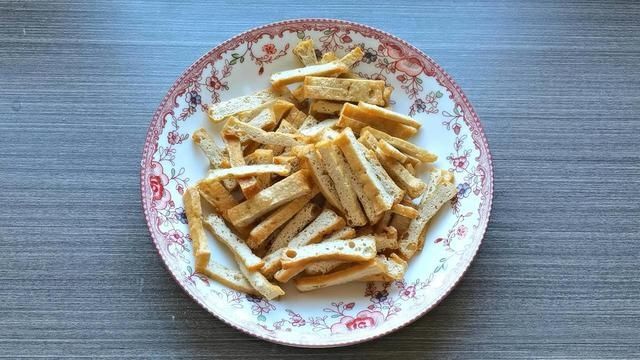 豆腐干的好吃做法，鲜香开胃，下饭太香了，全家老少都爱吃