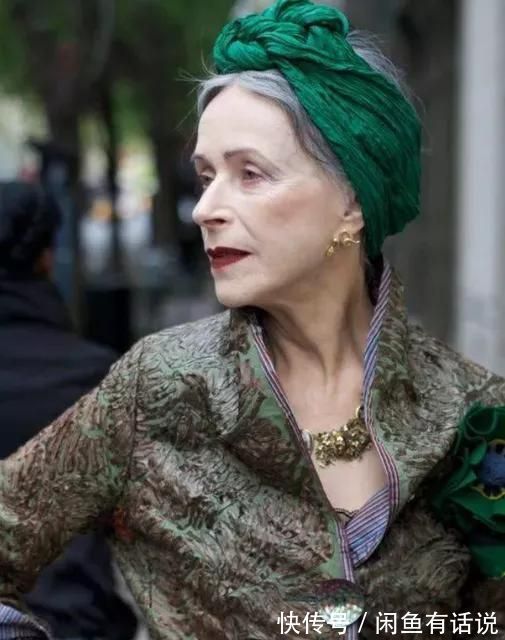 天凉 天凉又见丝巾飞舞,中国大妈当成拍照道具,法国老太却解锁了优雅