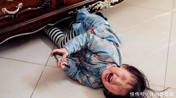 熊孩子|5岁男孩拿别人奶茶喝,妈妈强势护短,女孩的回答让妈妈内心发慌!