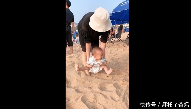 沙子|妈妈带宝宝来玩沙子,宝宝全程脚不沾地!网友:萌娃从小就有洁癖