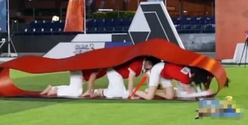 张大大 跑男游戏有毒,黄龄惨遭张大大咸猪手,baby看到以后吓得不敢玩了