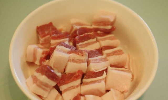 制作红烧肉,别再焯水了,用这种方法,红烧肉红润透亮,肥而不腻!