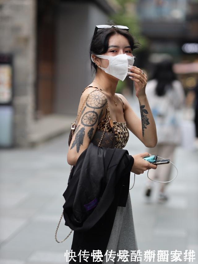 吊带|小姐姐豹纹吊带搭配灰色运动裤,展现独特野性美