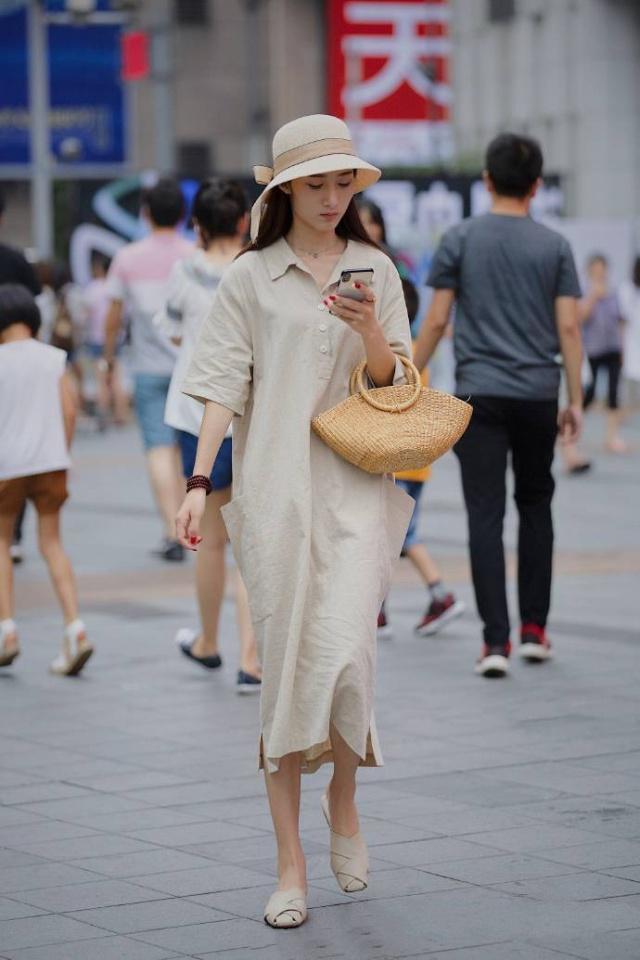 街拍:浅绿色连衣裙很显优雅风姿,利落大气风格很显身材