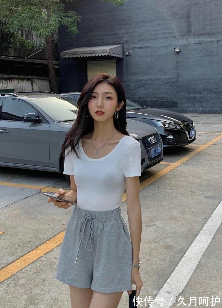 无袖衫|打底裤搭配无袖衫,美的简约又显身材,气质女生们的最爱