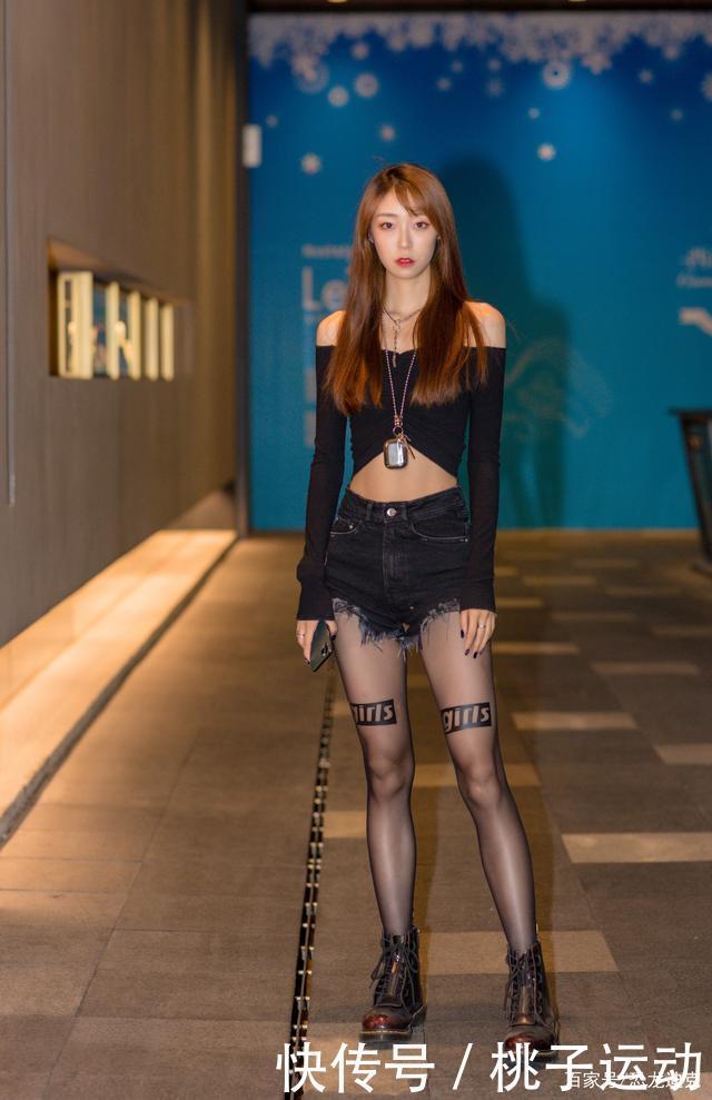 黑色|全黑色穿搭的女人,往往更妩媚动人