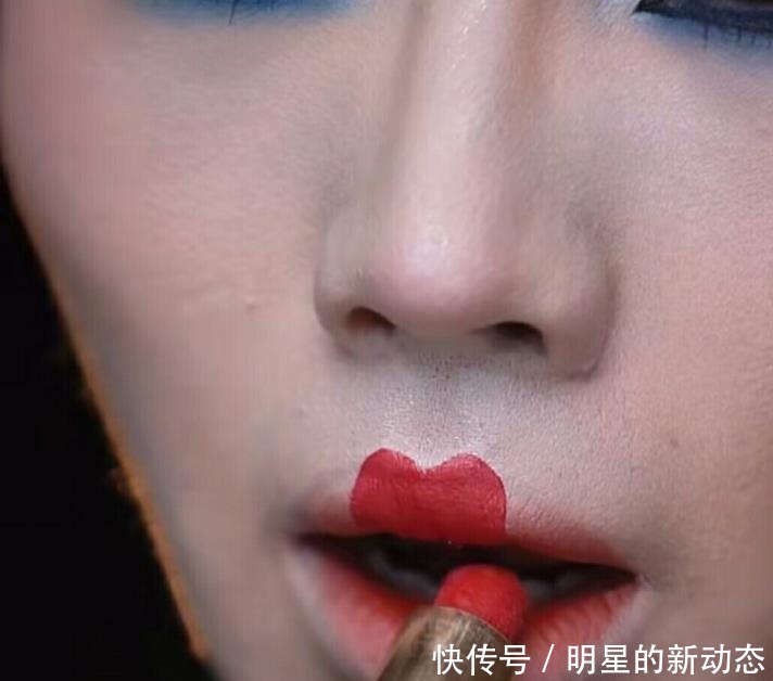 大哥|素颜大哥仿妆红皇后,开始皮肤还挺不错,看到最后是吃多了吗