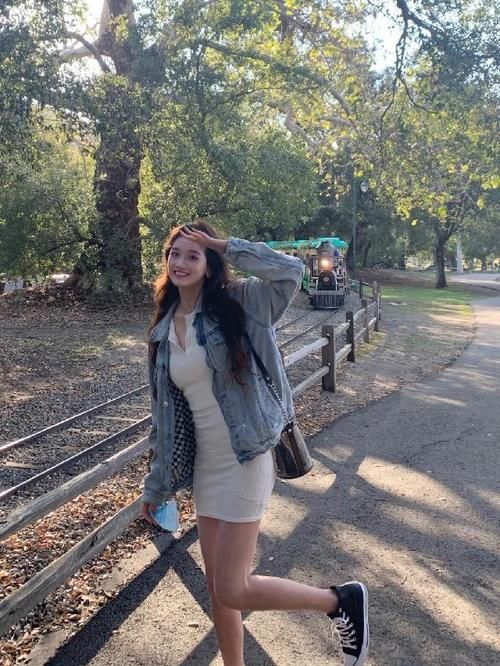 又到了穿裙子的季节,干净白色连衣裙搭配牛仔外套,性感又休闲