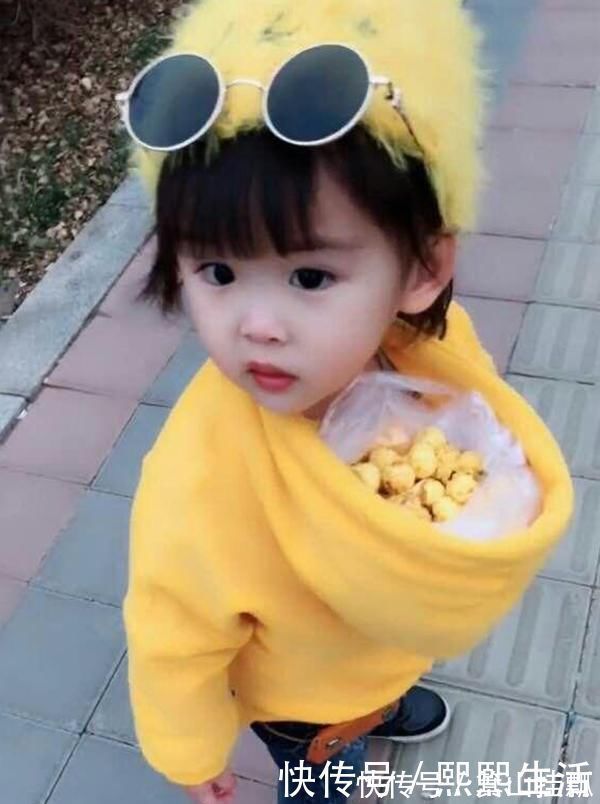 爆米花|爸爸把女儿的衣服穿反了,妈妈正要发火,女儿一个转身,妈妈笑了