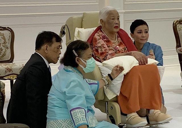 泰国|泰国太后年轻时靠粉宝石撑场面如今瘫痪多年,脸庞怎么变这么黑