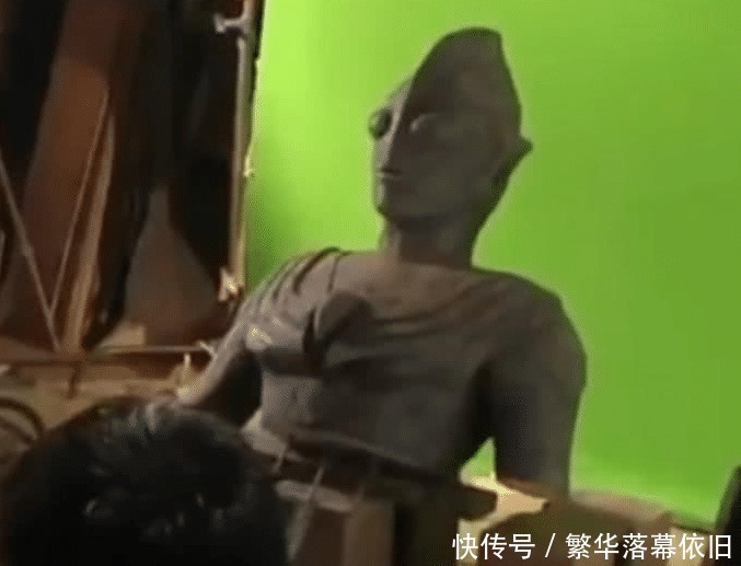 艾克斯奥特曼|当奥特曼去掉特效后,迪迦石像就只剩上半身,扎基飞行动作超搞笑