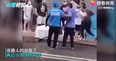 肌肉|健身教练攻击外卖小哥反被锤，还不讲武德抄家伙，网友：健身白练