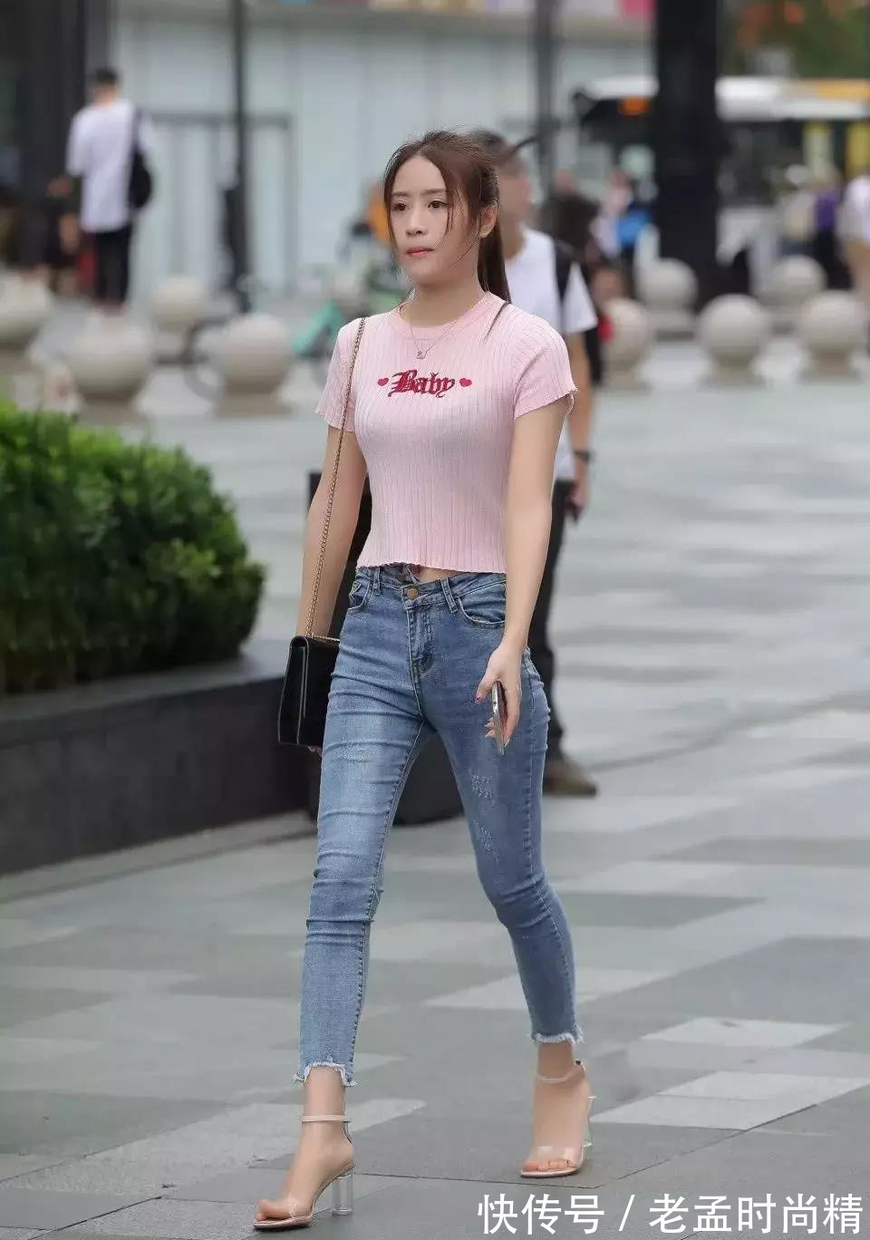 牛仔裤|街拍: 牛仔裤搭配粉色T恤, 穿出优雅女人味, 一笑起来还蛮迷人的