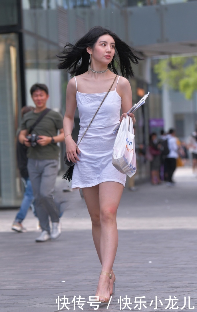 穿白色的吊带连衣裙,非常赏心悦目,精致而又