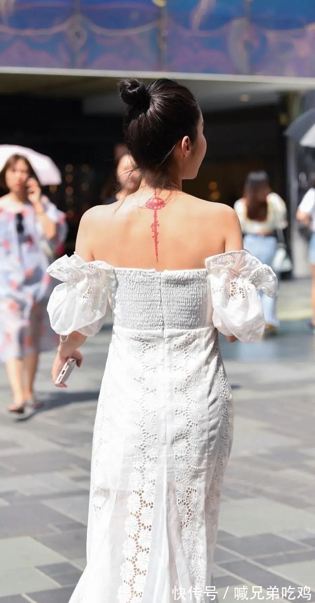连衣裙 小姐姐真敢穿!一袭抹胸连衣裙高贵典雅,优雅大气又精致