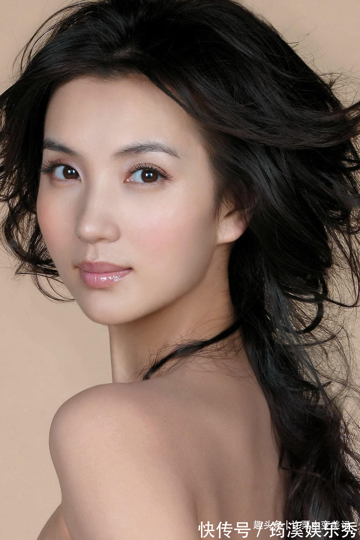 锁骨 奔五的女人尽量别留长发、烫卷发,推荐这5款发型,太减龄了