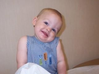 早饭|一周岁多点的宝宝早上醒来是先喝奶还是先吃饭？