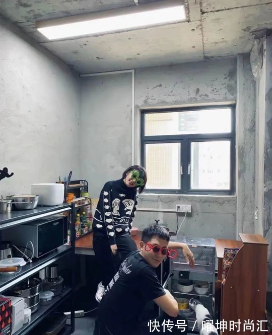 毛坯房|没钱装修,90后情侣直接入住170平毛坯房,生活却被无数人羡慕