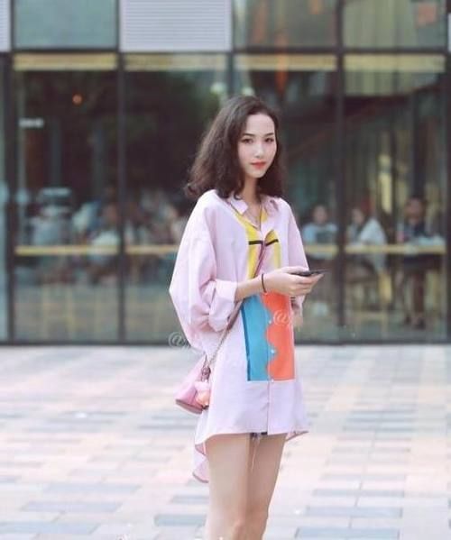 街拍:图4小姐姐微胖迷人的好身材,走在街头吸睛无数,很迷人