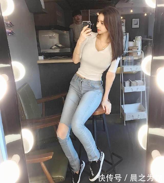 高贵 别致典雅的紧身牛仔裤,彰显出女人高贵大方的气质,魅力十足!