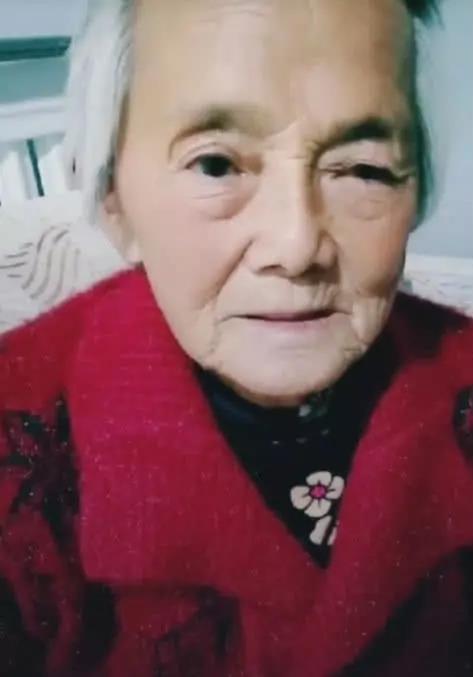 奶奶 孙女为奶奶弄双眼皮,睁开眼瞬间被美到了,网友:修图大神快过来