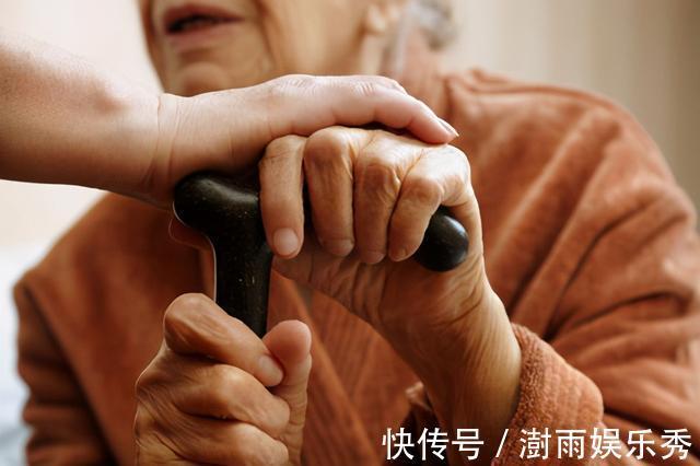 护手霜|中老年朋友护手的3个妙招,比单单涂护手霜更管用