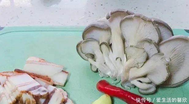 下饭|腊肉炖平菇的做法，下饭又美味！