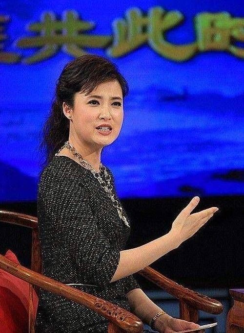 舞蹈出身却被迫成为央视主持人,颜值不输李红,半隐退后生活成谜