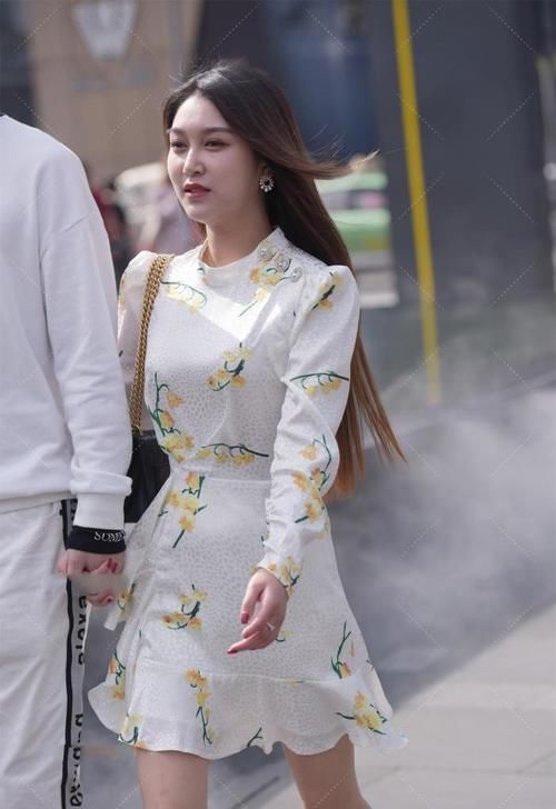 平肩的裙子气场很强，白色碎花的裙子看着很高级
