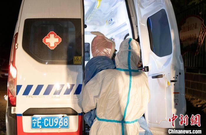 张丽玲|宁夏一3岁新冠确诊小患者治愈出院 医护充当“临时父母”