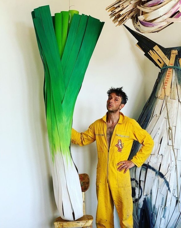 巨人国!她画油画,他做雕塑,这对艺术情侣直接建了一个“巨人国”