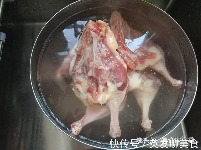 金黄|沙县小吃10元一只的鸭腿,在家9.9元卤一锅,色泽金黄诱人超好吃