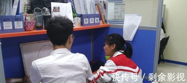 课外|学生补课遭遇整改,“团购家教”又成新宠,对此教育部的声明亮了